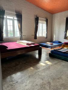 Zimmer mit 2 Betten und Fenstern in der Unterkunft Villa Tagar Hidayah in Ciwidey + 7 Fotos