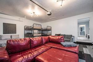 Imagen de la galería de Sunset Point - Spacious 4-bedroom house in Elkhart with WiFi, AC, Swim Spa, en Elkhart