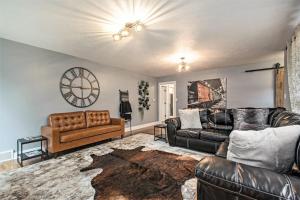 Imagen de la galería de Sunset Point - Spacious 4-bedroom house in Elkhart with WiFi, AC, Swim Spa, en Elkhart