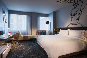 Postel nebo postele na pokoji v ubytování Renaissance Montreal Downtown Hotel + 37 fotografií