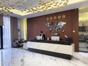 mężczyzna siedzący w recepcji w holu hotelowym w obiekcie Rivana Boutique Hotel w Taszkiencie +34 zdjęcia