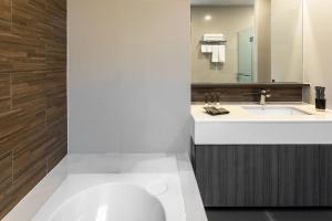 Metropolis Suites Bangkok, Tapestry Collection by Hilton的一间浴室