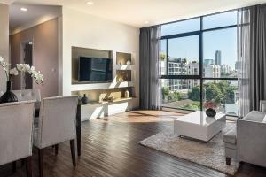 Metropolis Suites Bangkok, Tapestry Collection by Hilton的电视和/或娱乐中心