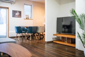 TV a/nebo společenská místnost v ubytování 札幌市中心 中島公園旁 三房 2廁所 2淋浴間 最大8人 可停3台車 近市電徒步2分鐘