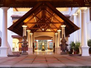 een gebouw met beelden in het midden van een gang bij The Leela Ashtamudi, A Raviz Hotel in Kollam