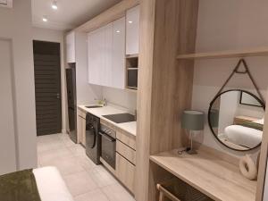 una cucina con lavello e lavatrice di Zimbali Lakes Boulevard Suites 138 a Ballito
