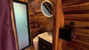 baño con paredes de madera, lavabo y espejo en Pont Inn Nong Khiaw, en Nongkhiaw 55 fotos más