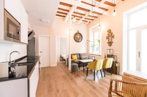 a kitchen and living room with a table and chairs at Loft chic luminoso in Madrid