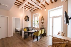 a living room with a couch and a table at Loft chic luminoso in Madrid