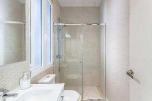 a bathroom with a shower and a toilet and a sink at Loft chic luminoso in Madrid