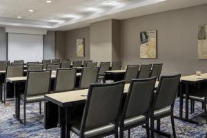 une salle de conférence avec des tables et des chaises et un tableau blanc dans l'établissement Courtyard Fort Worth Downtown/Blackstone, à Fort Worth 37 autres photos