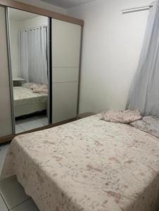 Katil atau katil-katil dalam bilik di Apartamento aconchegante próximo a praia do Araçagy e Calhau