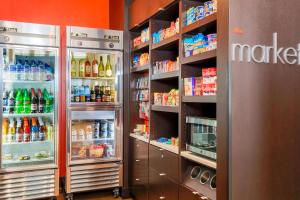 Supermarket nebo jiné obchody v  hotelu nebo okolí
