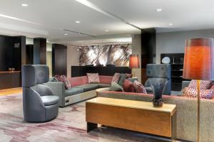 Posezení v ubytování Courtyard by Marriott Denton