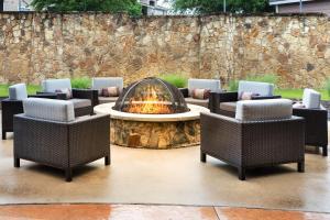 Posezení v ubytování Courtyard by Marriott Denton