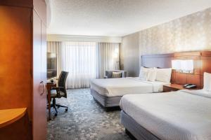 Postel nebo postele na pokoji v ubytování Courtyard by Marriott Denton