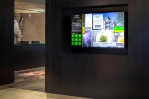TV a/nebo společenská místnost v ubytování Courtyard by Marriott Denton