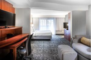 Postel nebo postele na pokoji v ubytování Courtyard by Marriott Denton