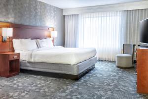 Postel nebo postele na pokoji v ubytování Courtyard by Marriott Denton