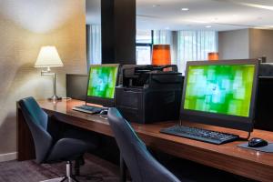 TV a/nebo společenská místnost v ubytování Courtyard by Marriott Denton