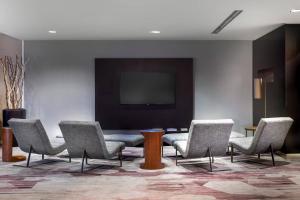 TV a/nebo společenská místnost v ubytování Courtyard by Marriott Denton