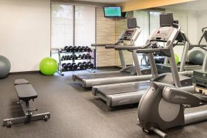 Fitness centrum a/nebo fitness zařízení v ubytování Courtyard by Marriott Denton