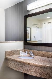 Koupelna v ubytování Courtyard by Marriott Denton
