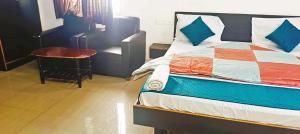 Savanur Deluxe Lodge客房内的一张或多张床位