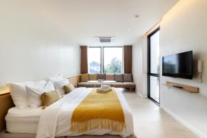 GOOD Nakhonsawan Hotel的电视和/或娱乐中心