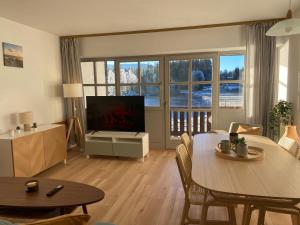 Μια τηλεόραση ή/και κέντρο ψυχαγωγίας στο Appartement am See
