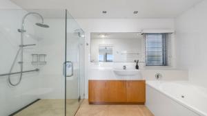 Koupelna v ubytování Watermark 5 Luxury Riverview Apartments