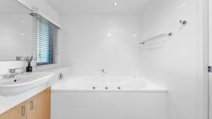 Koupelna v ubytování Watermark 5 Luxury Riverview Apartments