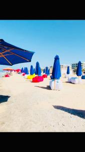 A beach at or near az apartmanházakat
