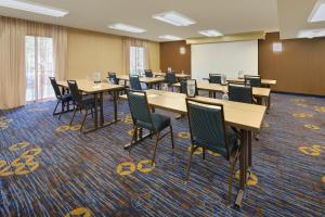 Una sala de conferencias con mesas, sillas y una pizarra. en Courtyard Detroit Southfield, en Southfield 18 fotos más