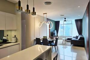 Η κουζίνα ή μικρή κουζίνα στο Premium Living Sky Suites - Twin Towers KLCC 2-min walk