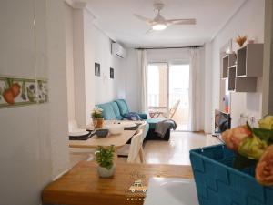 A seating area at Cozy apartment in downtown area