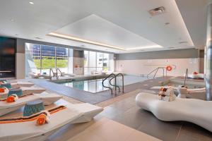 ニスクにあるRenaissance Edmonton Airport Hotelのスイミングプール(テーブル、椅子付)が備わる客室です。