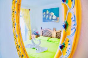 sypialnia z łóżkiem z huśtawką w obiekcie Superior Budget Room With Swimming Pool Air Conditioning and Parking w mieście Playa del Carmen