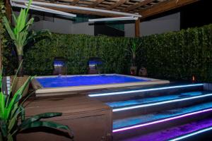 Bazén v ubytování 8bdr Penthouse With Private Rooftop Jacuzzi nebo v jeho okolí