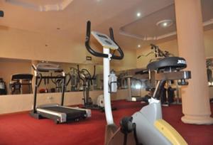 un gimnasio con varias bicicletas estáticas y una cinta de correr en Sheriffyt Royale Hotel Suites - Deluxe, en Ikorodu