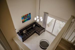 Una vista aérea de una sala de estar con un sofá. en Wonderful 2-bedroom apartment 2 km from Eagle beach, en Palm-Eagle Beach