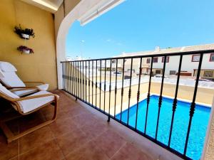Bazén v ubytovaní Villa with pool for 10 people in Lo Marab, Ciudad Quesada, Rojales, alebo v jeho blízkosti