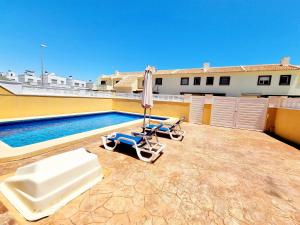 Bazén v ubytovaní Villa with pool for 10 people in Lo Marab, Ciudad Quesada, Rojales, alebo v jeho blízkosti