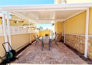 Balkón alebo terasa v ubytovaní Villa with pool for 10 people in Lo Marab, Ciudad Quesada, Rojales,