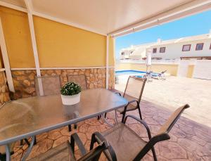 Balkón alebo terasa v ubytovaní Villa with pool for 10 people in Lo Marab, Ciudad Quesada, Rojales,