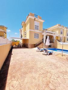 Bazén v ubytovaní Villa with pool for 10 people in Lo Marab, Ciudad Quesada, Rojales, alebo v jeho blízkosti