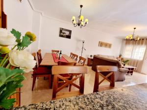 Posedenie v ubytovaní Villa with pool for 10 people in Lo Marab, Ciudad Quesada, Rojales,