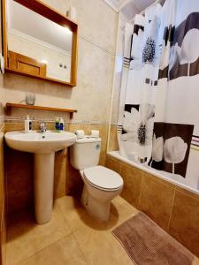 Kúpeľňa v ubytovaní Villa with pool for 10 people in Lo Marab, Ciudad Quesada, Rojales,
