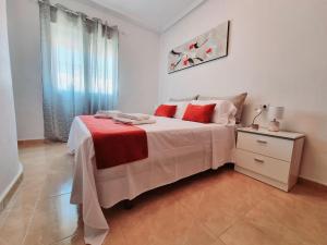 Posteľ alebo postele v izbe v ubytovaní Villa with pool for 10 people in Lo Marab, Ciudad Quesada, Rojales,