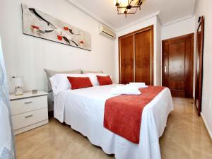 Posteľ alebo postele v izbe v ubytovaní Villa with pool for 10 people in Lo Marab, Ciudad Quesada, Rojales,
